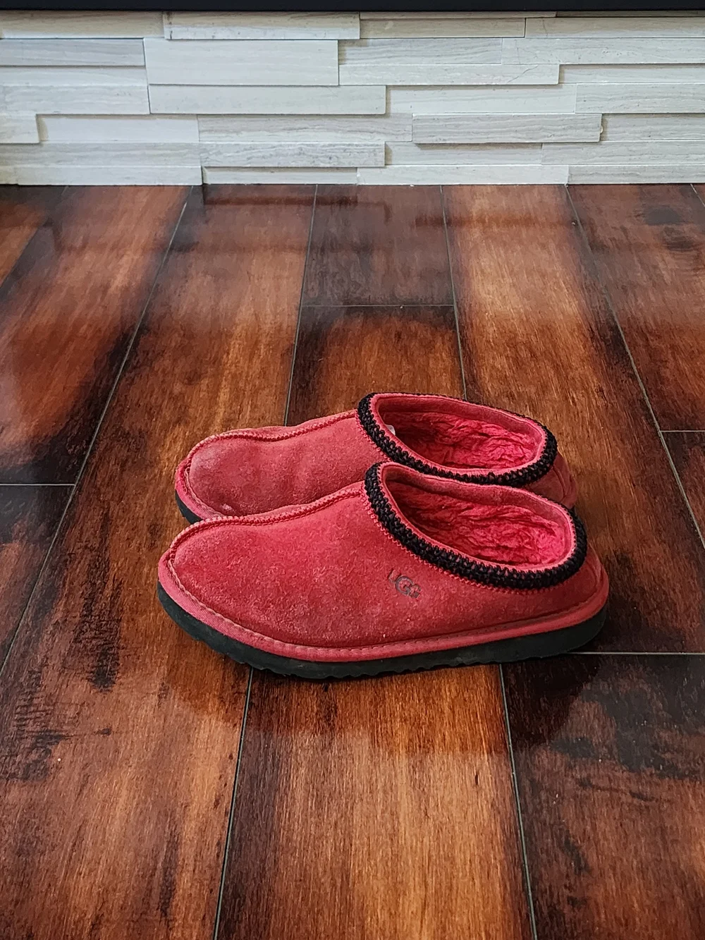 UGG Tasman Slippers Red Shearling Lined Women’s Size 4 US / 2 UK / 35 EU / 4 AU